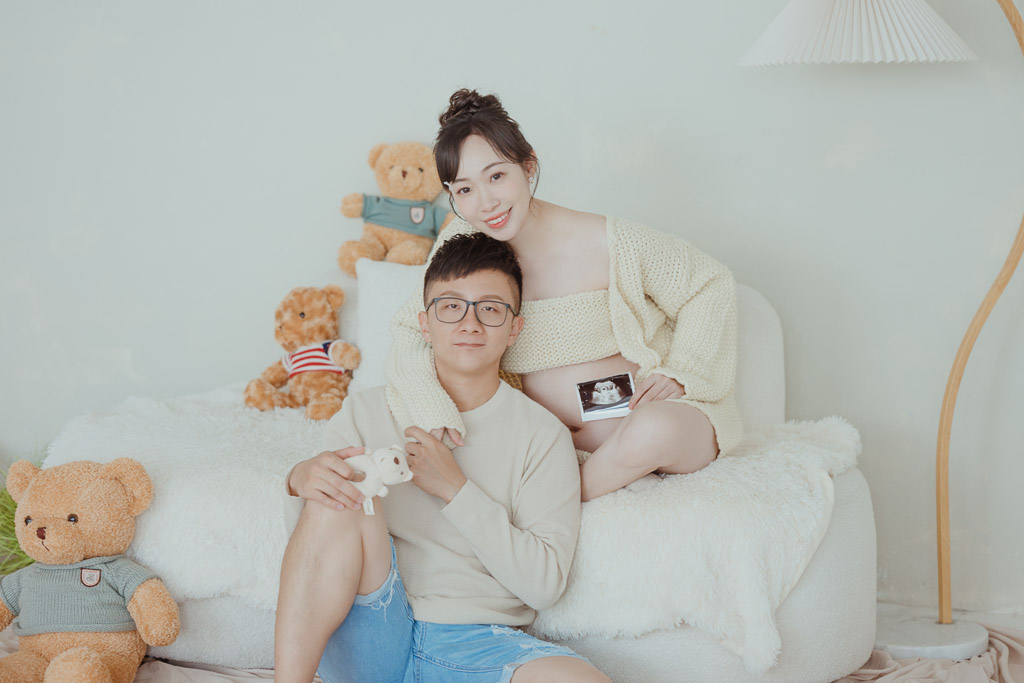 孕婦寫真|一室光暖，兩人世界即將成為三人行
